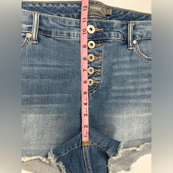 Torrid 3.5 Inch Vintage Stretch Mid-Rise Short - Picture 6 of 13
